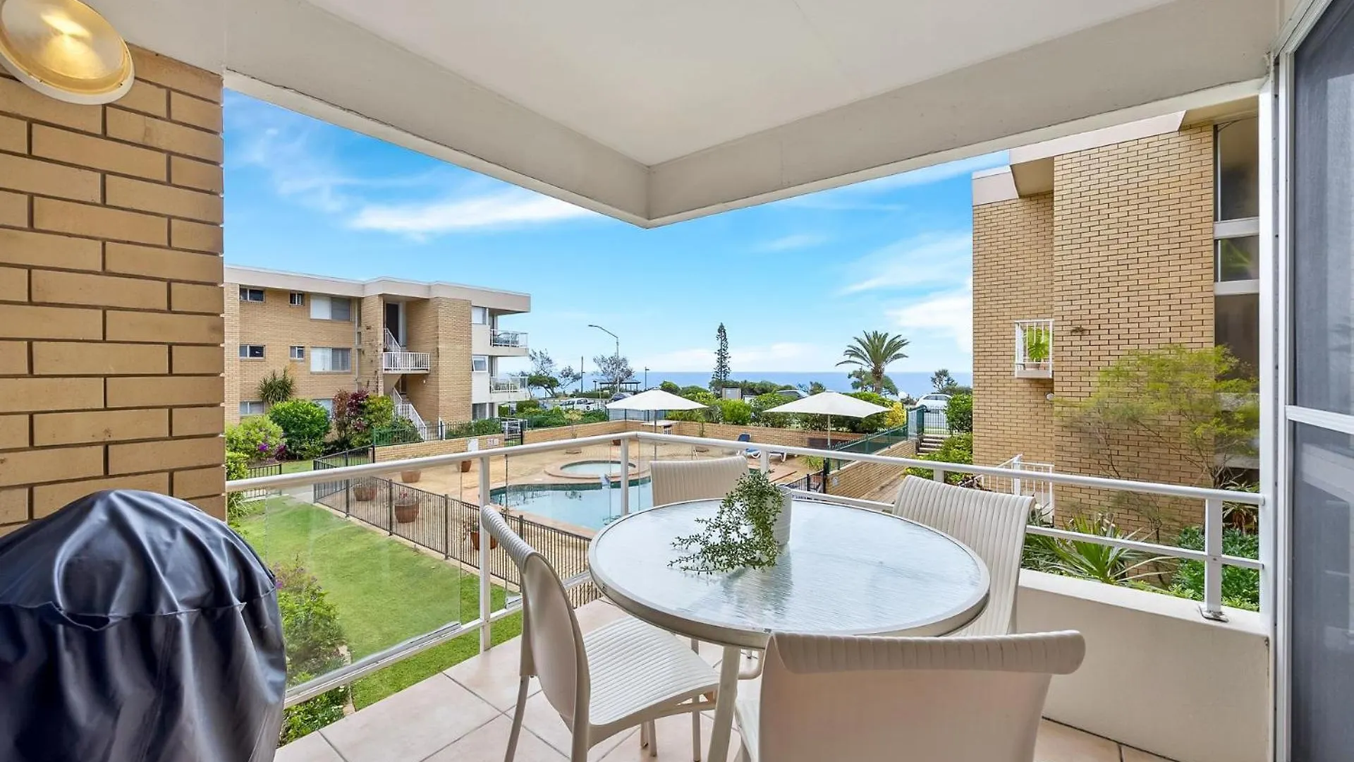 Headlands 10 Two Bedroom Beachside Apartment With Magical Ocean Views Great Value For Money Alexandra Headland Avustralya